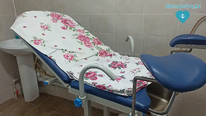 Дархан Сарыағаш шипажайының емдік корпусы. Гинеколог дәрігердің үстелі Дархан Сарыағаш шипажайының емдік корпусы. Гинеколог дәрігердің үстелі